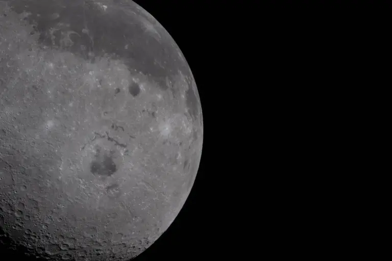 Η Γη όπως φαίνεται από το Orion της αποστολής Artemis II χωρίς ορατά άστρα στο φόντο