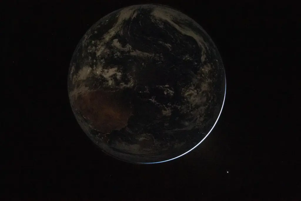 Η Γη φωτογραφημένη από το Orion της αποστολής Artemis II με ορατή τη γραμμή φωτός και σκιάς
