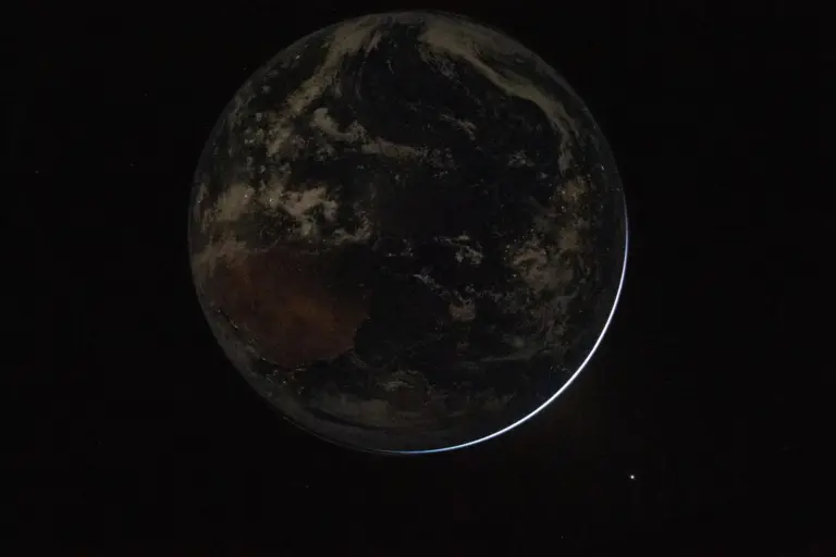 Η Γη φωτογραφημένη από το Orion της αποστολής Artemis II με ορατή τη γραμμή φωτός και σκιάς