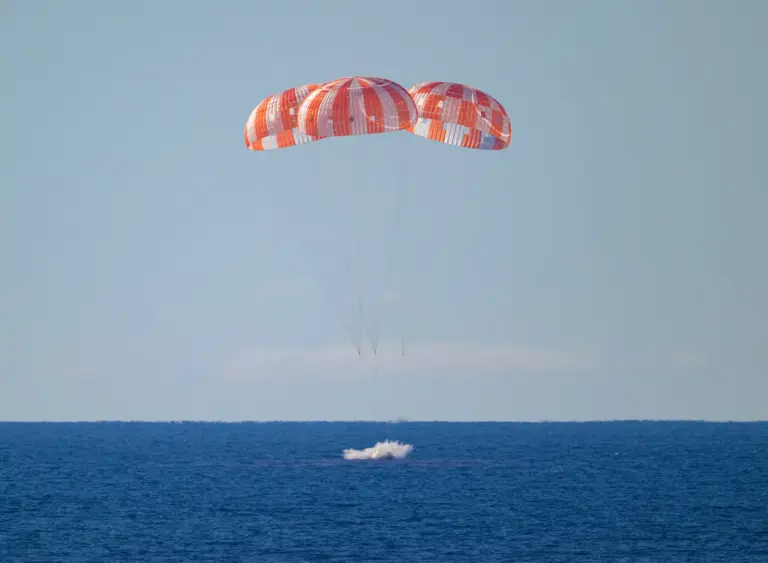 Η κάψουλα Orion της NASA προθαλασσώνεται στον Ειρηνικό με το πλήρωμα της Artemis II μέσα