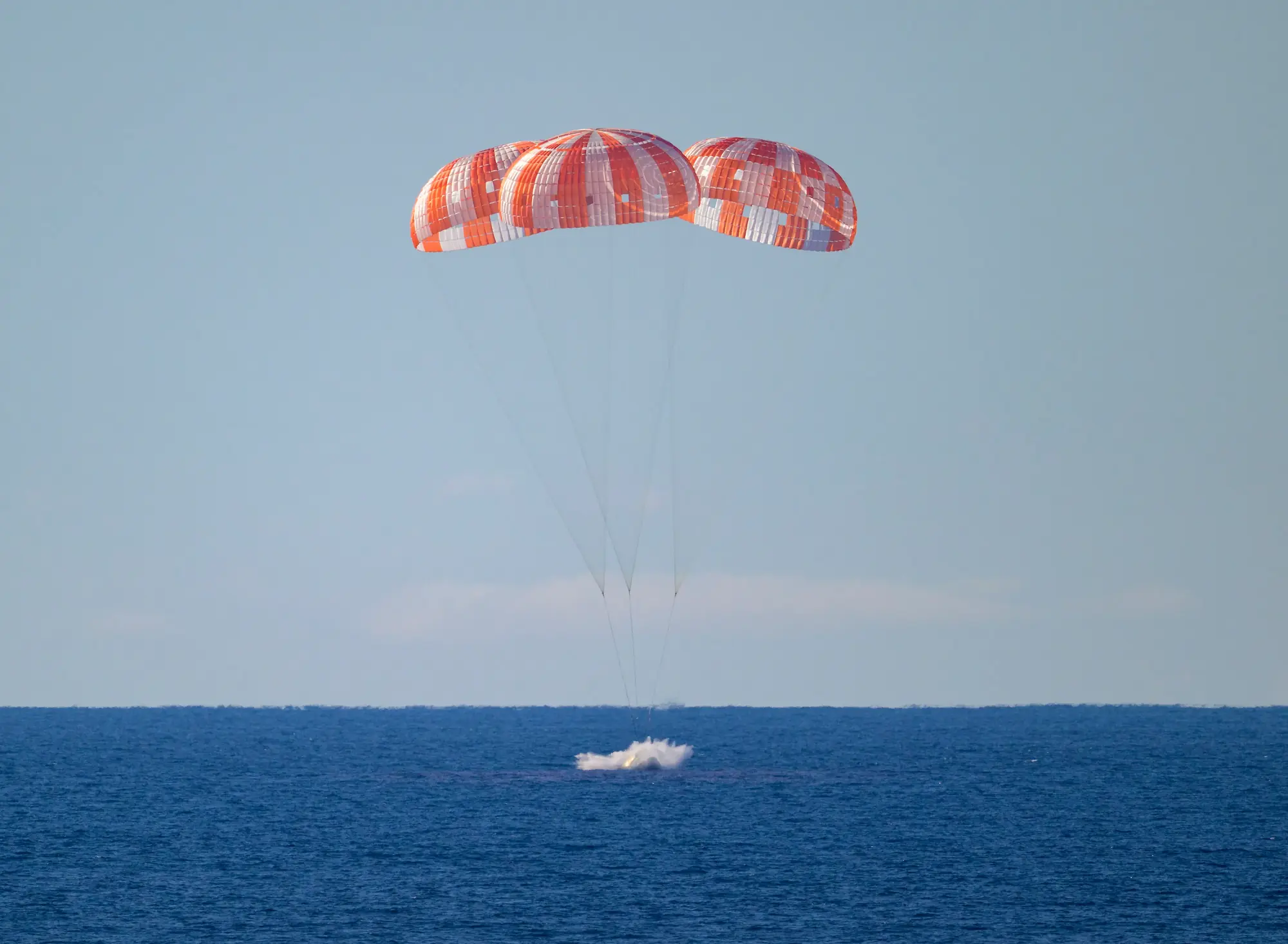 Η κάψουλα Orion της NASA προθαλασσώνεται στον Ειρηνικό με το πλήρωμα της Artemis II μέσα