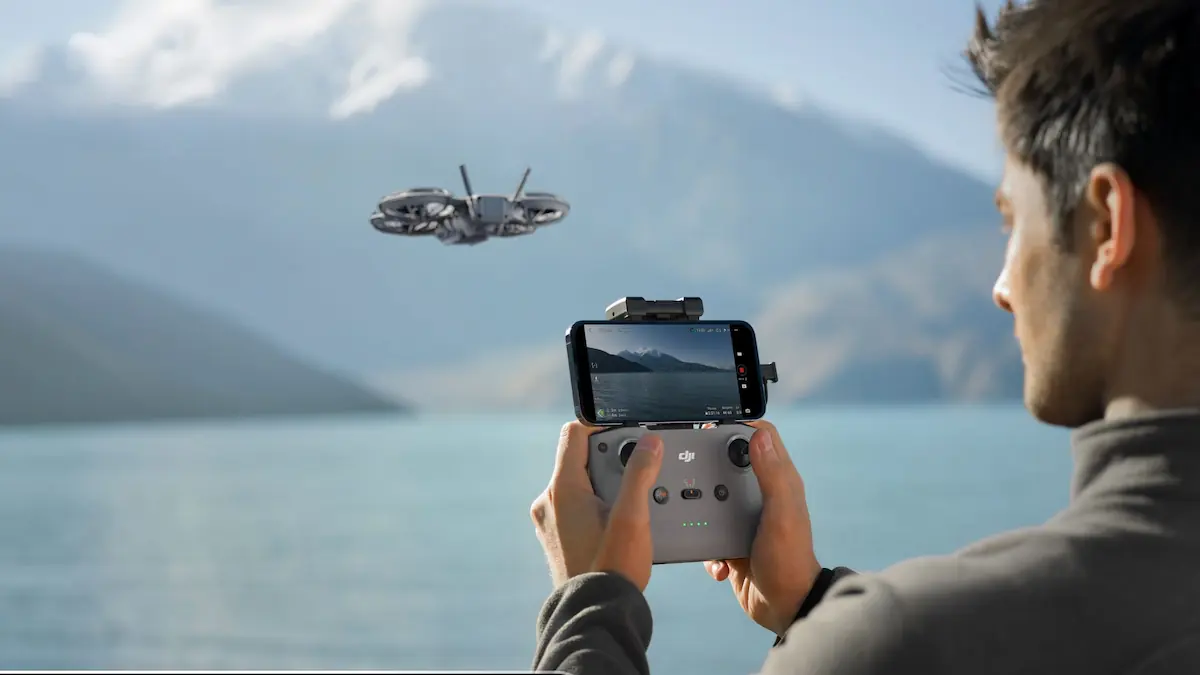 Χειριστήριο DJI με συνδεδεμένο κινητό για πτήση drone