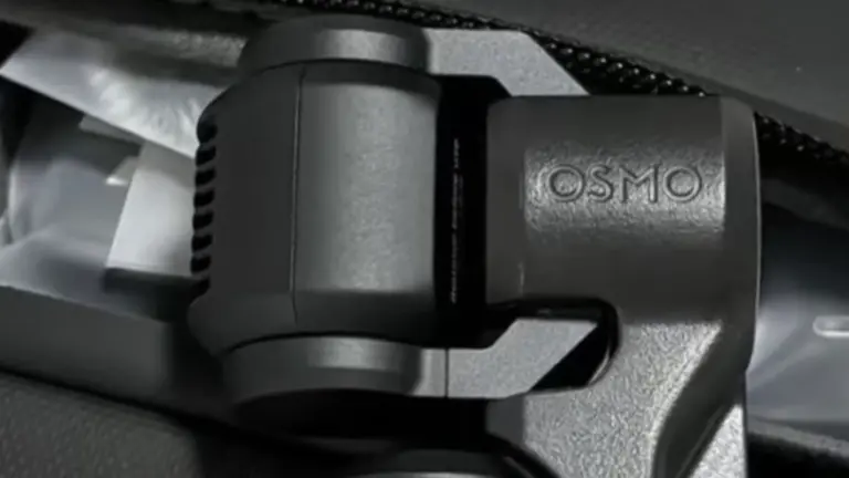 Το DJI Osmo Pocket 4 σε κοντινή φωτογραφία μέσα σε θήκη μεταφοράς