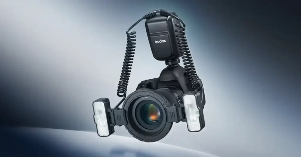 Το Godox MF-T76S macro twin flash τοποθετημένο σε φωτογραφική μηχανή με macro φακό