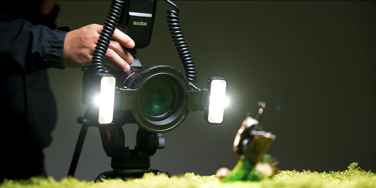 Το Godox MF-T76S macro twin flash τοποθετημένο σε φωτογραφική μηχανή με macro φακό