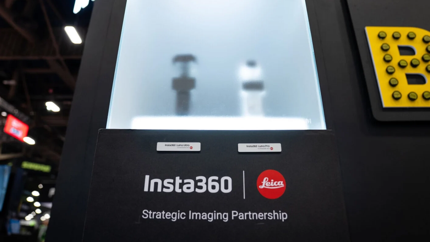 Οι Insta360 Luna Pro και Luna Ultra πίσω από θολωμένο γυαλί στο περίπτερο της εταιρείας στο NAB 2026
