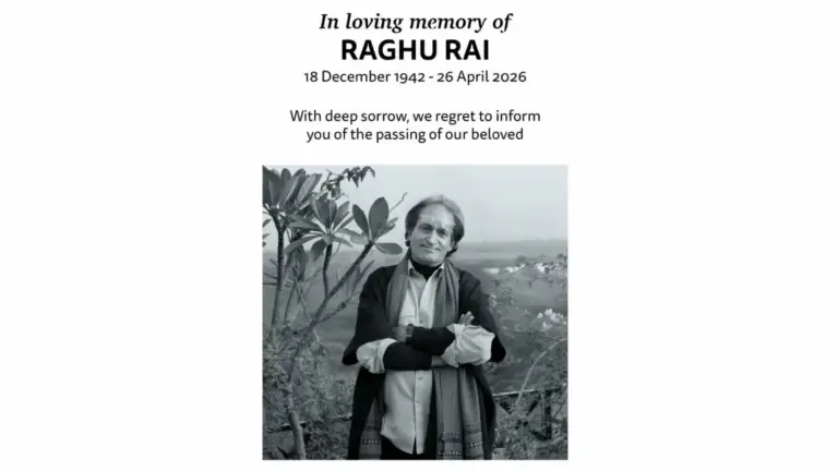 Ο Raghu Rai κρατά φωτογραφική μηχανή σε δημόσια εκδήλωση