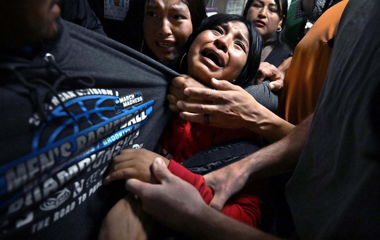 Η βραβευμένη φωτογραφία Separated by ICE της Carol Guzy στον World Press Photo 2026