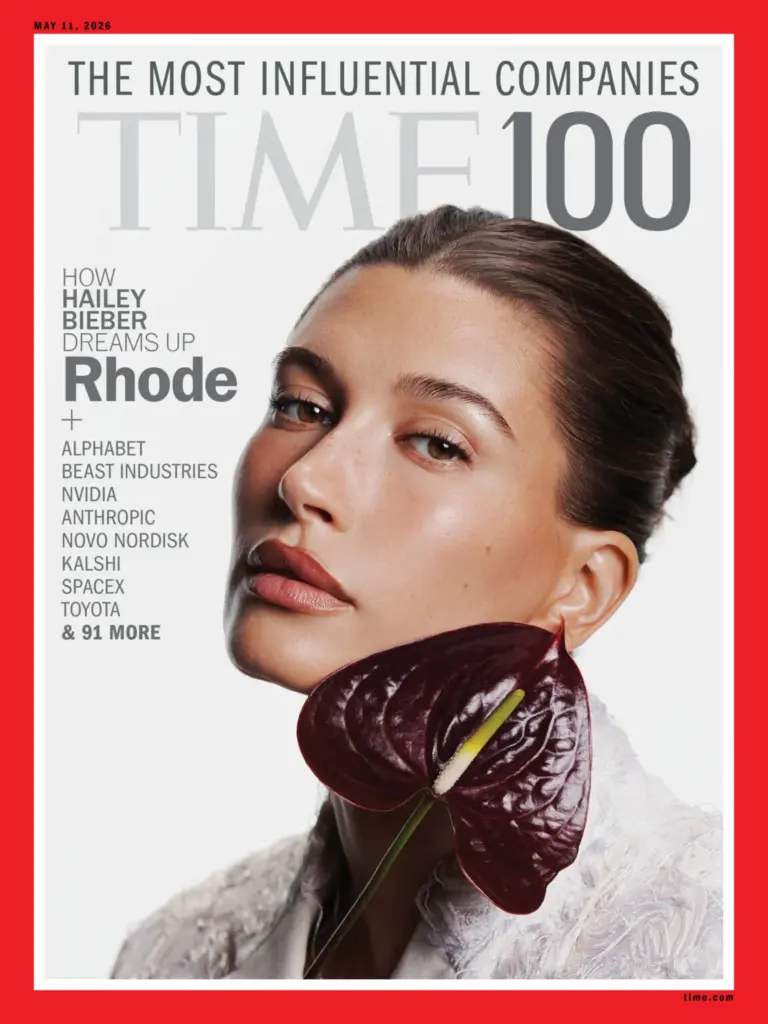 Το λογότυπο TIME 100 με vintage βιντεοκάμερα και σύγχρονη Instax κάμερα