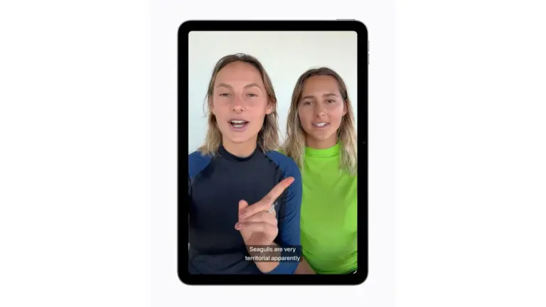 Οθόνη iPhone με αυτόματους υπότιτλους σε προσωπικό βίντεο