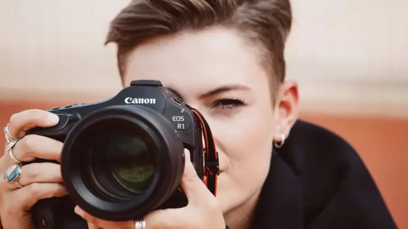Η Canon EOS R1