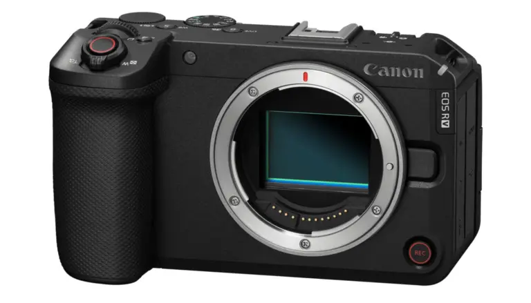 Η Canon EOS R6 V χωρίς φακό με ορατό τον αισθητήρα πλήρους καρέ