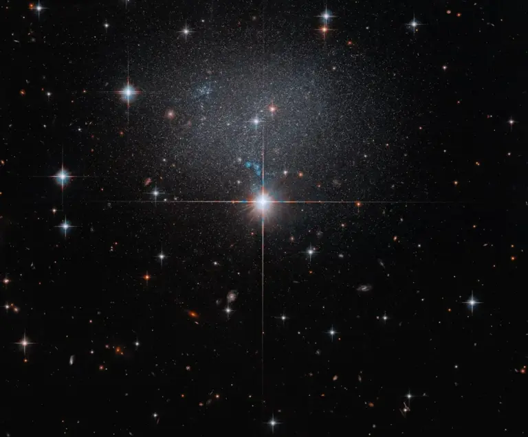 Η εικόνα του Hubble με τον αχνό νάνο ακανόνιστο γαλαξία ESO 490-017 και φωτεινά αστέρια στο προσκήνιο