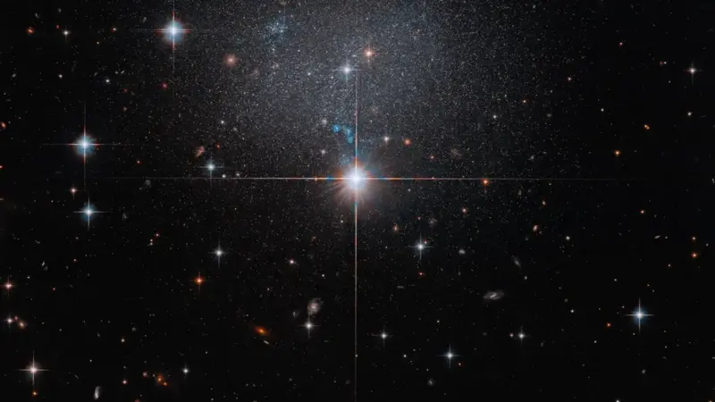 Η εικόνα του Hubble με τον αχνό νάνο ακανόνιστο γαλαξία ESO 490-017 και φωτεινά αστέρια στο προσκήνιο