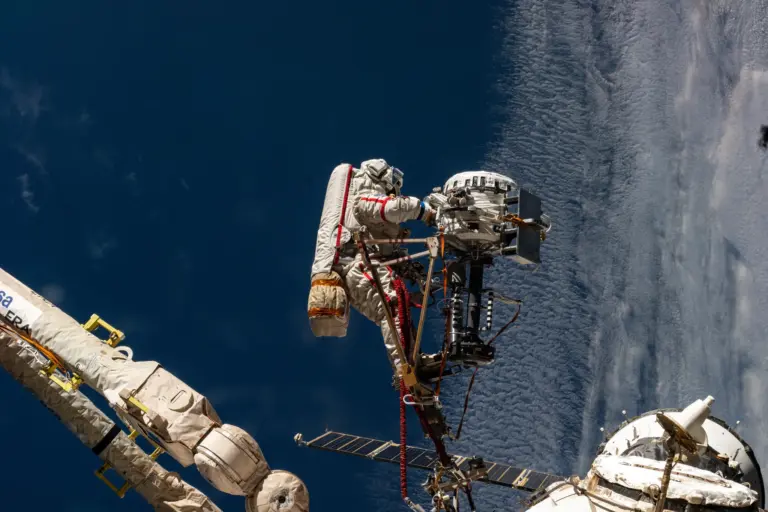 Κοσμοναύτης της Roscosmos εργάζεται έξω από τον Διεθνή Διαστημικό Σταθμό