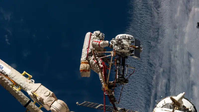 Κοσμοναύτης της Roscosmos εργάζεται έξω από τον Διεθνή Διαστημικό Σταθμό