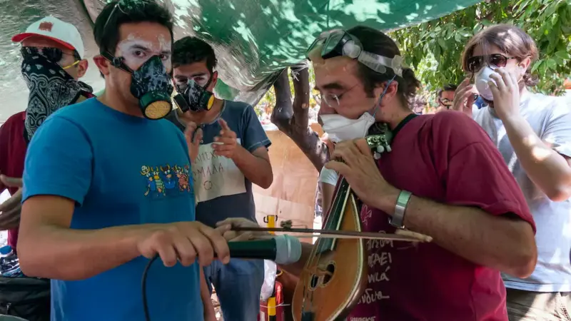 Φωτογραφίες του Παύλου Δ. Σατόγλου από τις κινητοποιήσεις στην πλατεία Συντάγματος το 2011