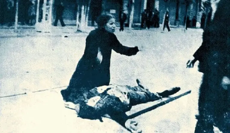 Η μητέρα του Τάσου Τούση θρηνεί τον γιο της στη Θεσσαλονίκη του 1936