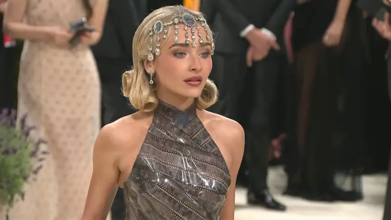Η Sabrina Carpenter στο Met Gala 2026 με φόρεμα από λωρίδες κινηματογραφικού φιλμ