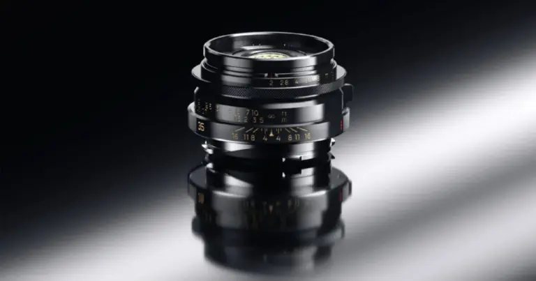 Ο φακός Thypoch Ksana 35mm f/2 σε μαύρο χρώμα πάνω σε σκούρο φόντο