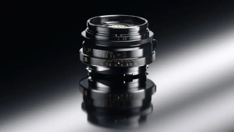 Ο φακός Thypoch Ksana 35mm f/2 σε μαύρο χρώμα πάνω σε σκούρο φόντο