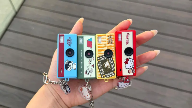 Η Yashica Funtastic σε τέσσερις πολύχρωμες εκδόσεις με Snoopy, Hello Kitty και Yashica Boy