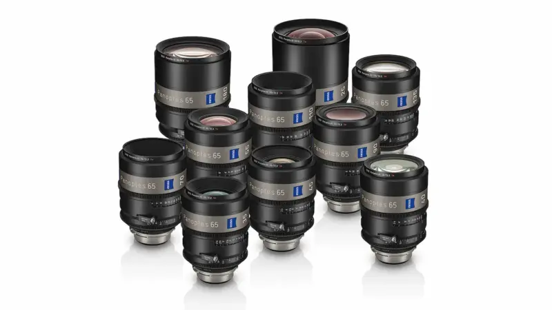 Οι δέκα κινηματογραφικοί φακοί ZEISS Panoptes 65 σε λευκό φόντο