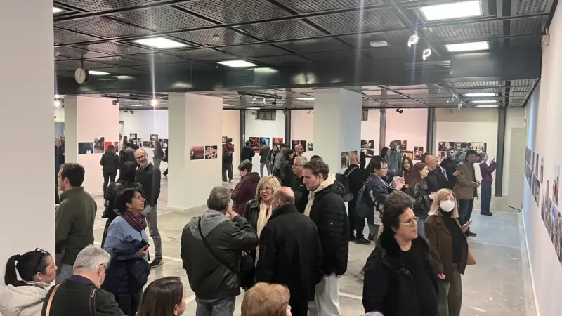 Στιγμιότυπο από τα εγκαίνια του Street Photo Festival στην ΑΣΚΤ τον Δεκέμβριο του 2025