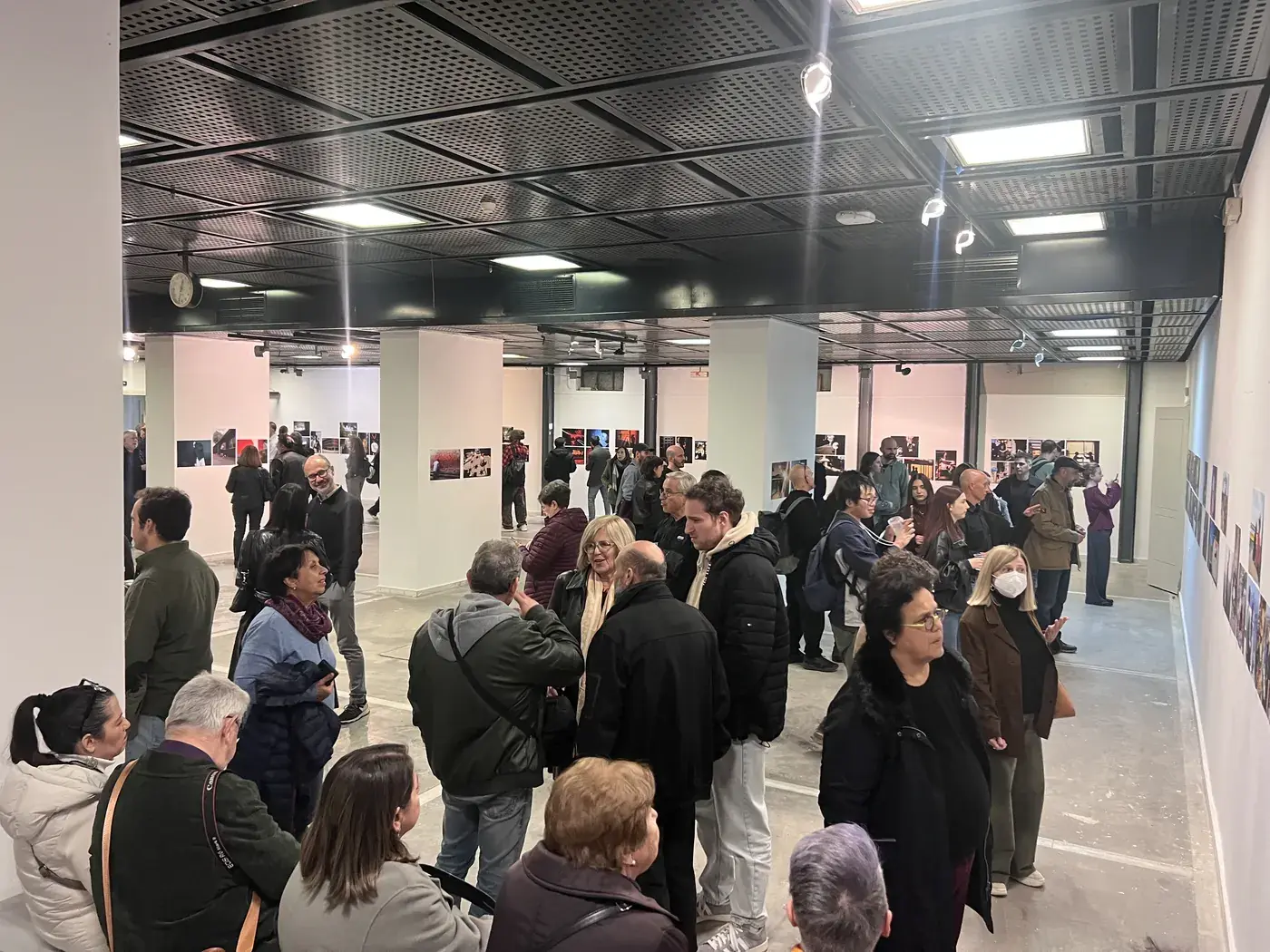 Στιγμιότυπο από τα εγκαίνια του Street Photo Festival στην ΑΣΚΤ τον Δεκέμβριο του 2025