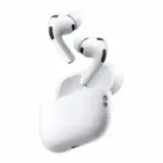 AirPods σε θήκη φόρτισης με iPhone στο φόντο για τη νέα λειτουργία κάμερας