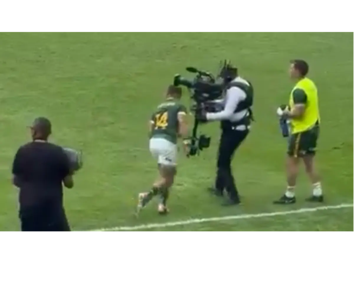 Ο Cheslin Kolbe μετά από σύγκρουση με κάμεραμαν σε αγώνα ράγκμπι