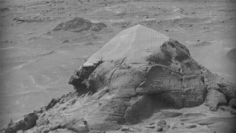 Το Curiosity ανεβαίνει στο Όρος Sharp και αποκαλύπτει κάτι διαφορετικό σε κάθε βήμα