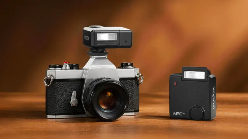 Godox iM30Pro: νέο compact φλας με ανακλινόμενη κεφαλή και φόρτιση USB-C σε ρετρό σώμα