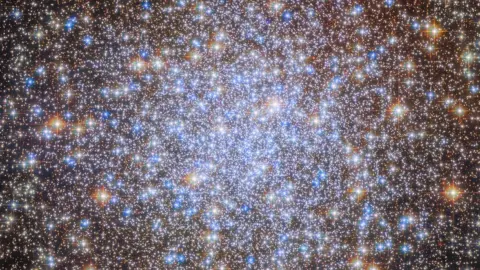 Το Hubble φωτογράφισε έναν «πολυέλαιο» από αρχαία άστρα στον Γαλαξία μας