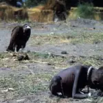 Η διάσημη φωτογραφία του Kevin Carter με παιδί και γύπα στο Σουδάν
