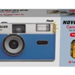 Η μπλε αναλογική κάμερα Swiss+Go Novocolor με φιλμ Kodak