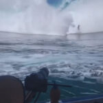 Τεράστιο κύμα στο Teahupo’o της Ταϊτής χτυπά την περιοχή κοντά σε σκάφος φωτογράφου