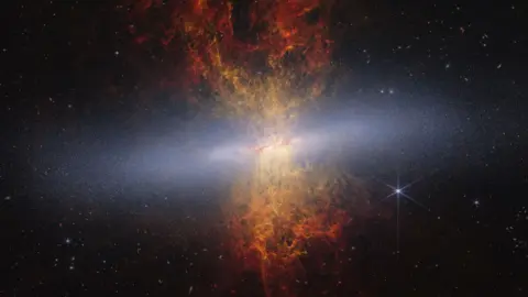 Το Webb αποκαλύπτει 16,5 εκατομμύρια άστρα στον M82 σε μία εικόνα