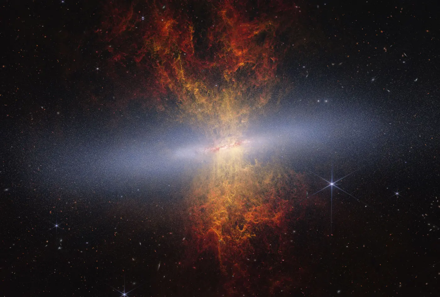 Ο Γαλαξίας Πούρο Messier 82 σε εικόνα από το James Webb με εκροές αερίου πάνω και κάτω από τον φωτεινό δίσκο