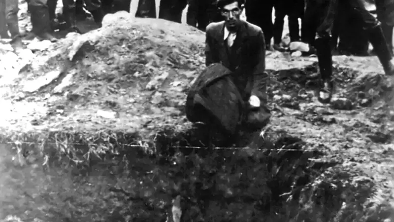 AI Helps Identify Nazi Executioner in Iconic Holocaust Photograph After More Than 80 Years