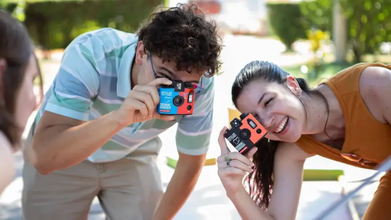 Η νέα half-frame κάμερα της Lomography χωράει παντού
