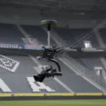 Η Spidercam κινείται με καλώδια πάνω από αγωνιστικό χώρο στο Μουντιάλ 2026