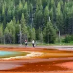 Τουρίστες στη Grand Prismatic Spring του Yellowstone