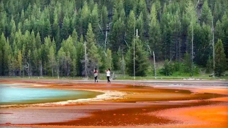 Τουρίστες στη Grand Prismatic Spring του Yellowstone