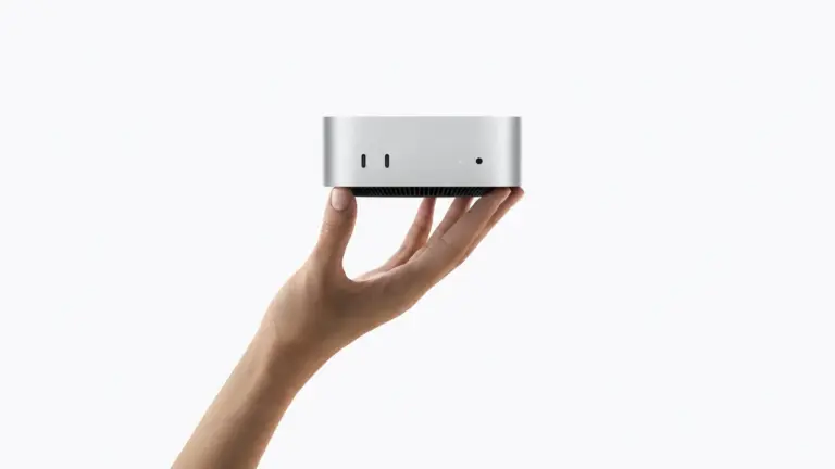 Το νέο Apple Mac mini με M6 σε ανθρώπινο χέρι
