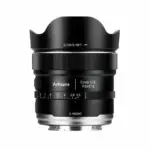 Ο φακός 7Artisans 10mm f/2.5 AF Max Fisheye σε λευκό φόντο