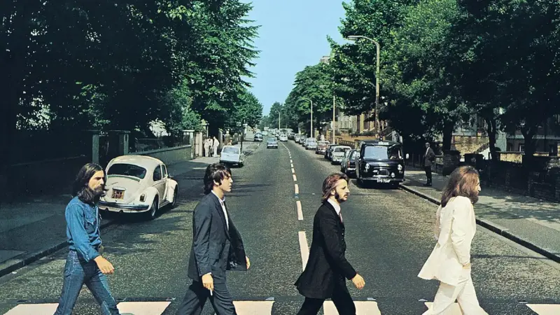 Το Abbey Road ξαναζεί: Η θρυλική φωτογραφία των Beatles αναδημιουργείται στα γυρίσματα