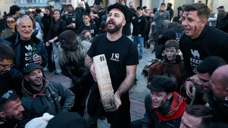 Μουσικοί και συμμετέχοντες στο Μπάμπιντεν της Πετρούσας