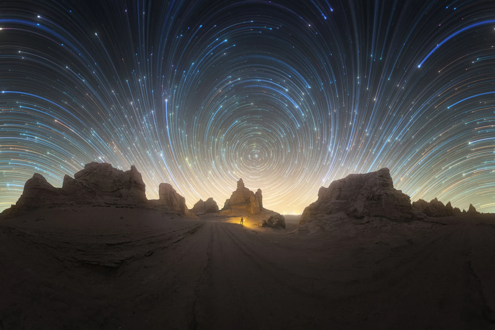 «Wind-Carved Earth, Star-Written Night» – Yifei Pei, 2η θέση στην κατηγορία Nightscapes