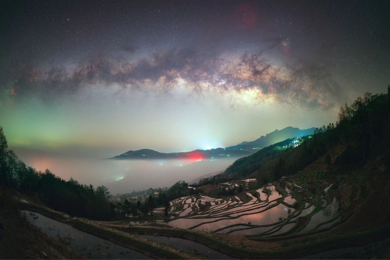 «Night Sky over Yuanyang Terraced Fields» – 文俊 韦, 3η θέση στην κατηγορία The Impact of Light Pollution